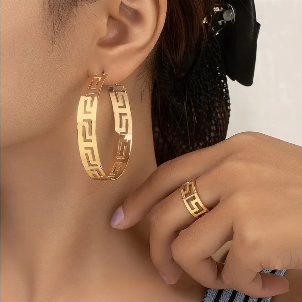 Gold Tone Versace-Esque Hoop Earrings & Ring Set 💍 - Picture 4 of 4